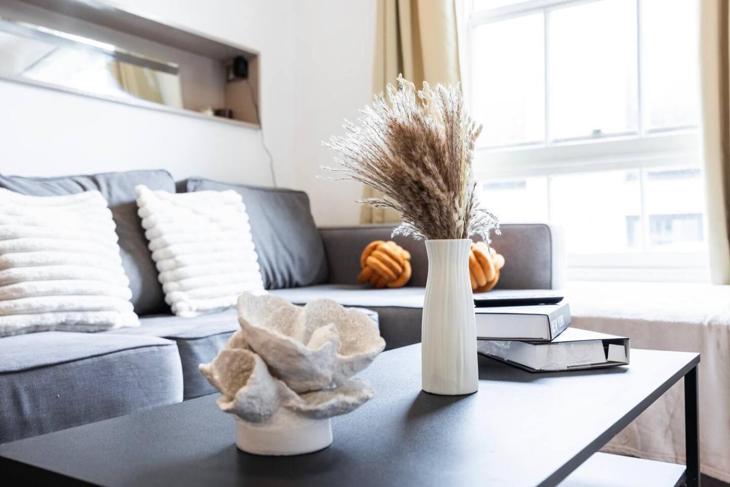 Spacious 2 Bedroom Old Street - Sleeps 6 * Londen
