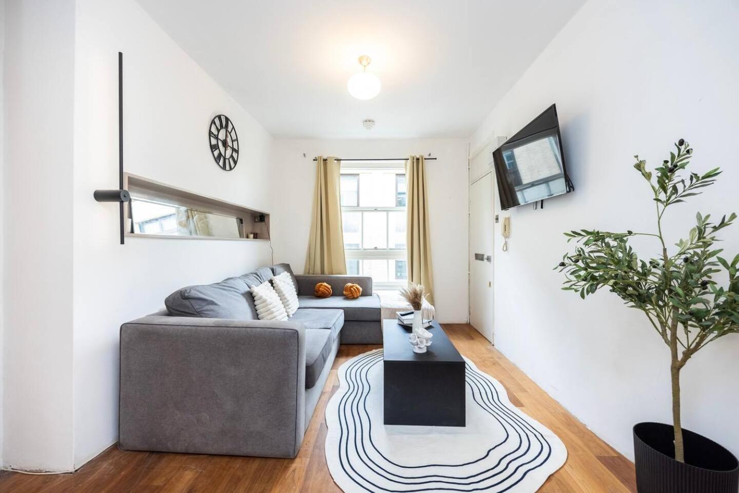 Spacious 2 Bedroom Old Street - Sleeps 6 Londen