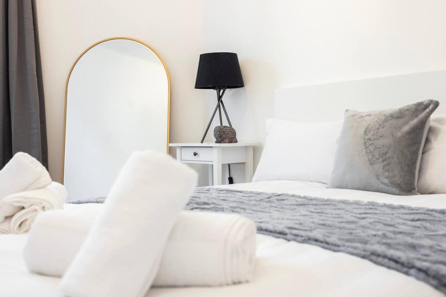 Spacious 2 Bedroom Old Street - Sleeps 6 Londen