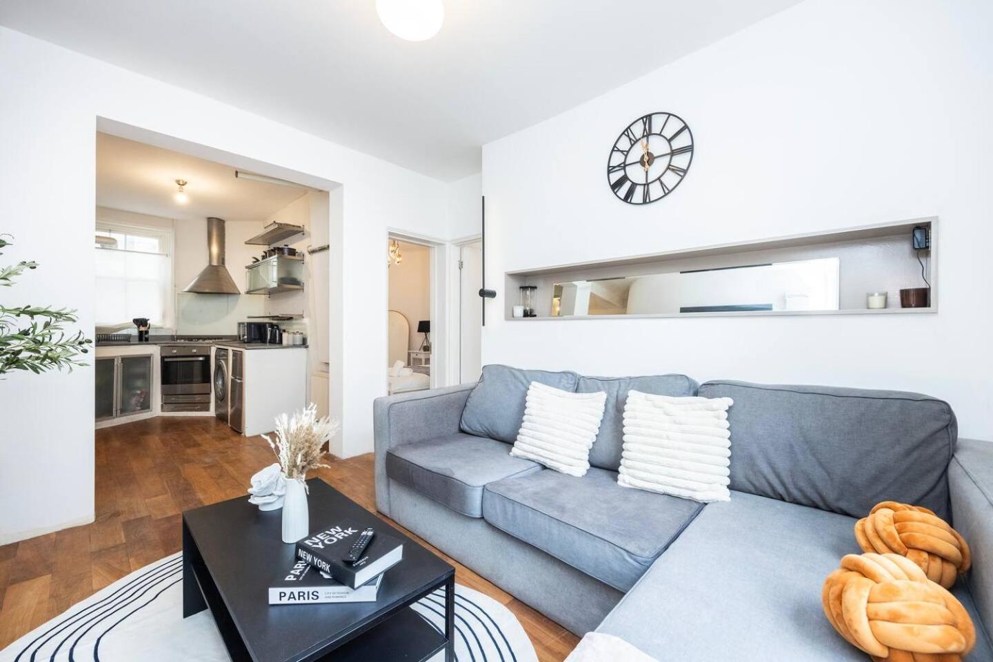 Spacious 2 Bedroom Old Street - Sleeps 6 Vakantiehuis *